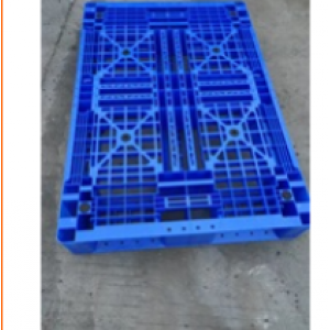 Plastic tray